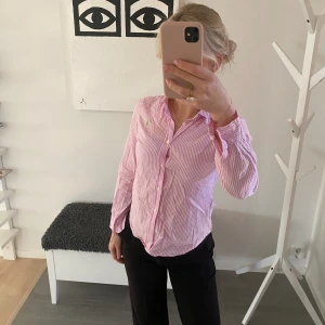 Skjorta från Ralph Lauren - Säljer denna skjorta då den är för liten. Den är använd få gånger och är i bra skick. Storlek 14. Den passar mig men är ganska tajt i bysten, jag brukar ha S så den kan nog passa bra om man har xs.