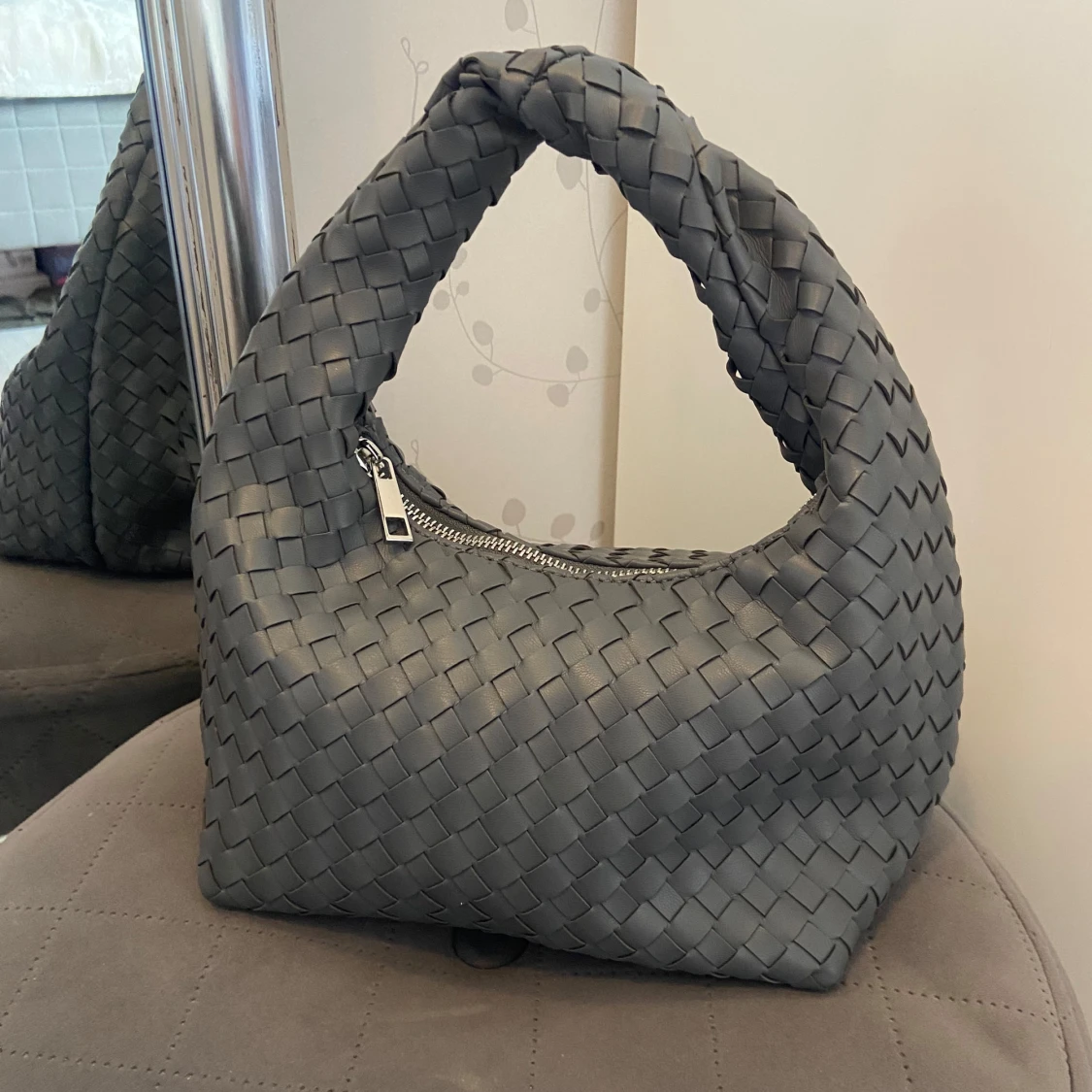 Grå flätad handväska från Gina Tricot - 1