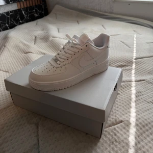 Nike Air Force 1 helvita sneakers - Hej, säljer mina nya airforces då det var fel storlek på dem och kunde tyvärr inte returnera dem så får hoppas att någon annan nöjer sig med dem. Pris kan även diskuteras vid en snabb affär.