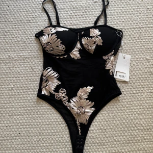 Body  - Svart body helt ny med prislapp kvar storlek s/m 