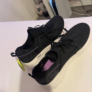 Svarta skecher träning skor - Perfekt skick helt nya, perfektta springskor eller träningsskor som är också väldigt sköna.Kontakta mig gärna frågor!