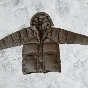 Mörkgrön  dunjacka från Fjällräven XXXS (S) - Säljer en vintage dunjacka från Fjällräven i storlek XXXS. Jackan görs inte längre och är därför väldigt sällsynt. Jackan sitter inte som XXXS utan mer som S och är ett parfekt alternativ för vintern 
