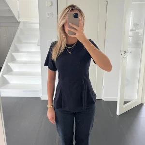 Figursydd T-shirt - Svart tjockare T-shirt som går in i midjan😍