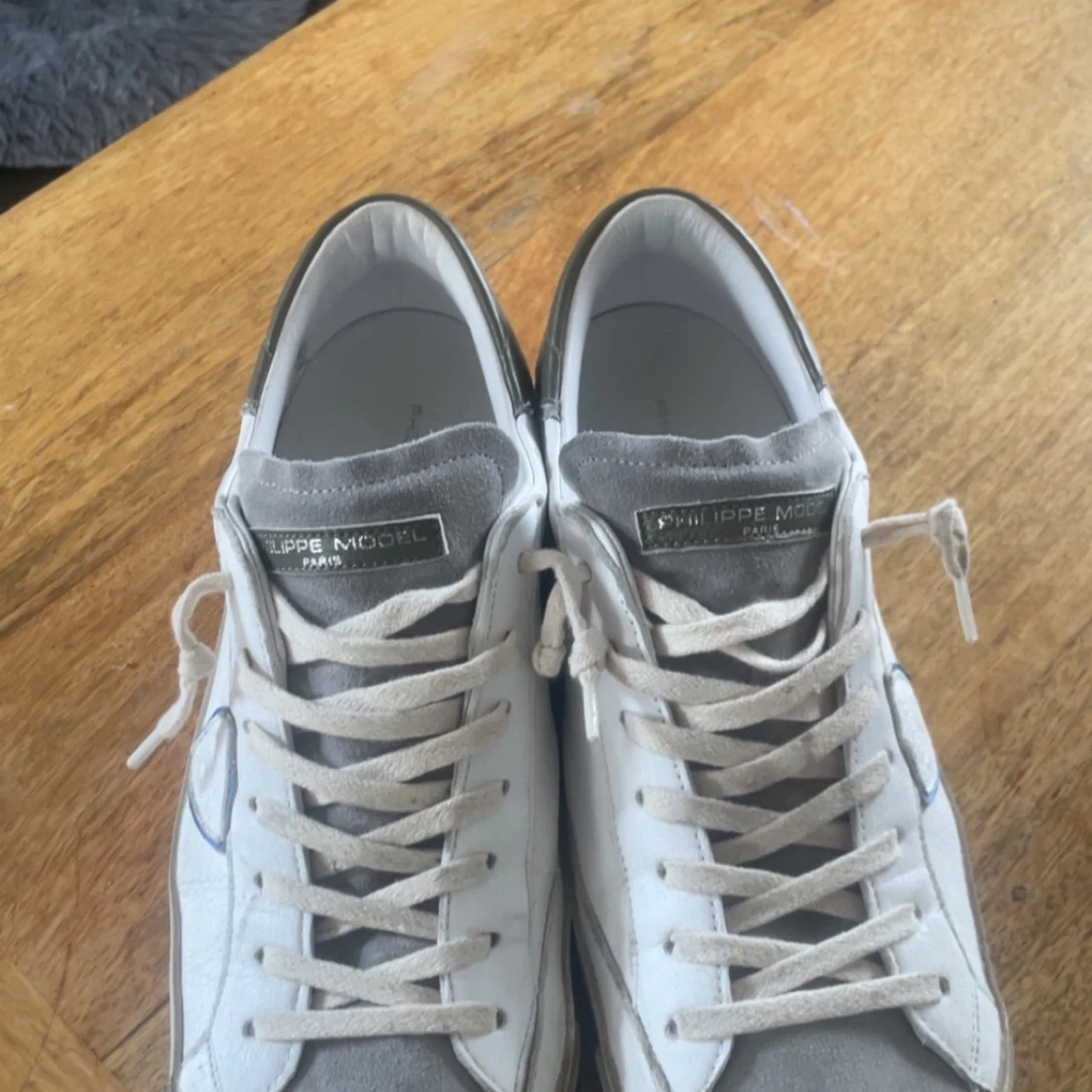 Philippe Model vita och grå sneakers