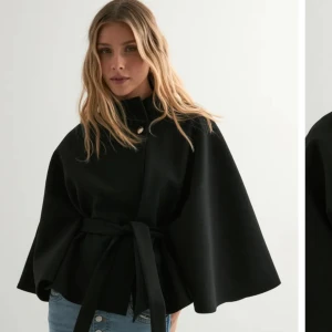 Slutsåld svart poncho från nelly - Slutsåld svart poncho jacka från nelly i storlek one size, den är ny och knappt använd. 