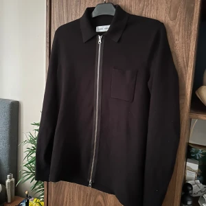 Svart kofta med dragkedja från Samsøe Samsøe - Snygg kofta från Samsøe Samsøe, lite knåpeig men ändå helt okej skick! 🌟🙌🏽 