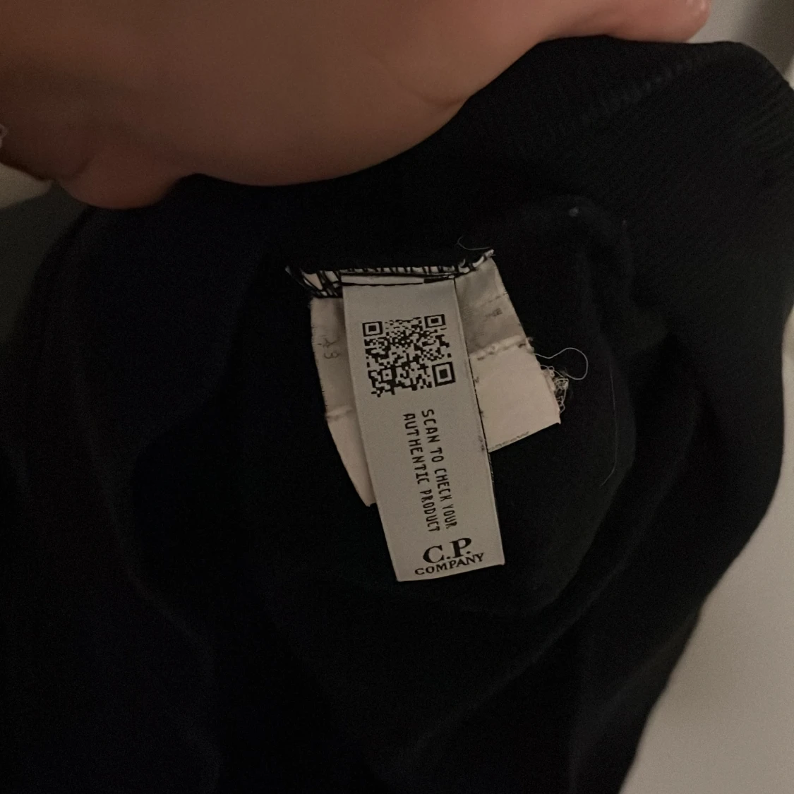 Svart hoodie från C.P. Company - 4