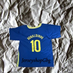 Retro Ronaldinho jersey - Riktigt snygg retro jersey med ronaldinhos namn på ryggen, Tröjan är i M och priset som vanligt inte hugget i sten, Hör gärna av er vid minsta fråga eller fundering😄