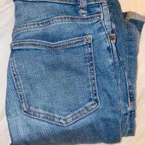 Blåa jeans - Bootcut jeans som är mid waist