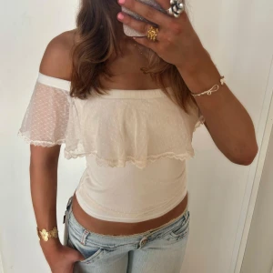 Offshoulder spetstopp med volang - Så snygg Offshoulder spetstopp med volang. Jag är 168 och det är mina bilder, köp via köp nu direkt eller Swish, kvar tills markerad som såld 💖 