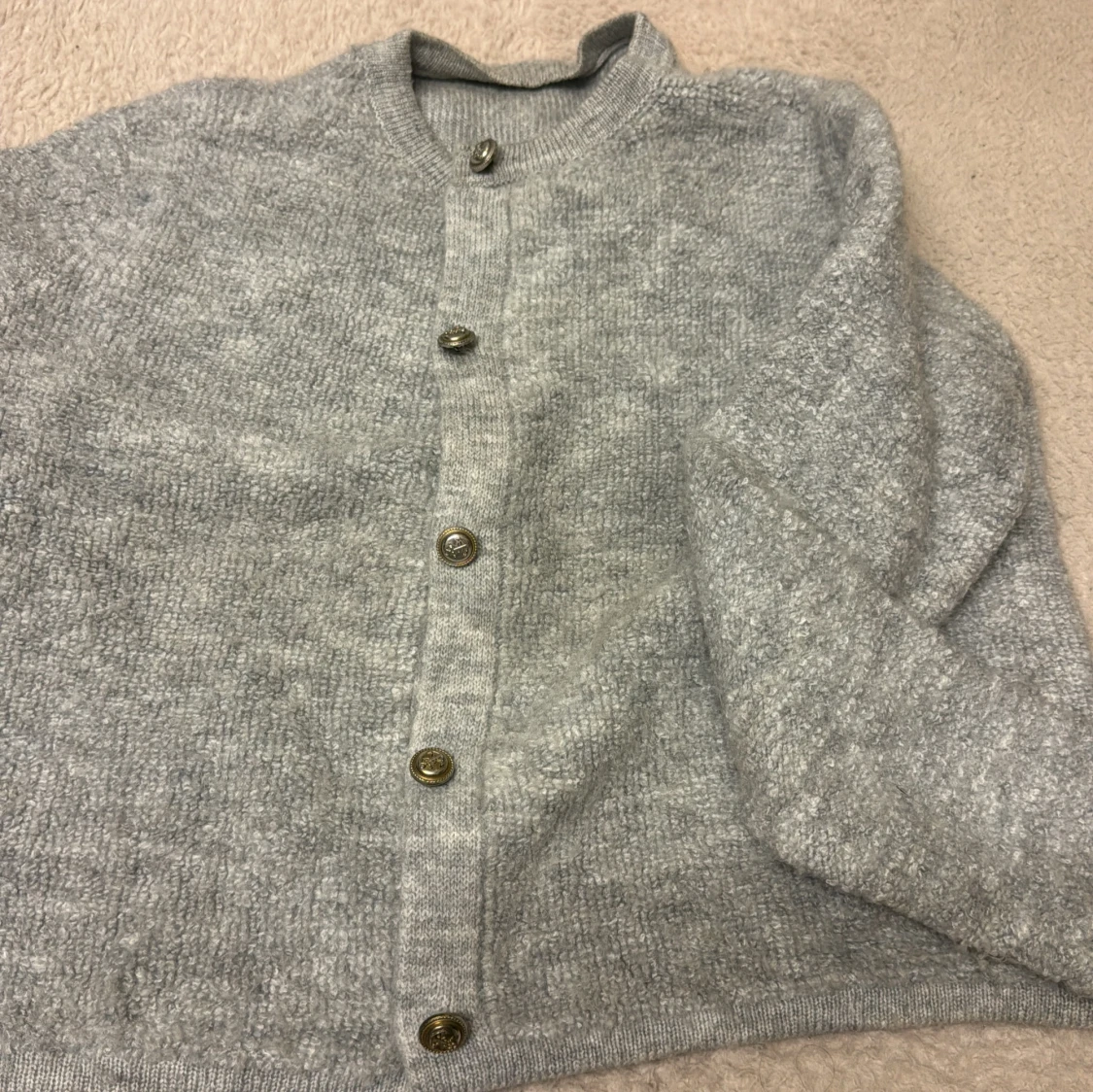 Ljusgrå stickad kofta med knappar