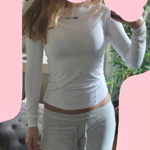 Vit långärmad träningströja Aim'n - Supersnygg vit långärmad träningströja från Aim'n. Helt ny!! Har aldrig använt den, bara provat på. Den köptes i år och har bara hängt i min garderob. Den är väldigt snygg och super bekväm.