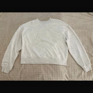 Ljusgrå sweatshirt  - Grå tröja ifrån H&M i storlek S ❤️ Finns tillgänglig i Skövde, Borås & Värnamo