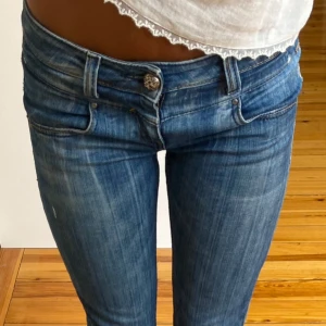 Blå Miss Sixty jeans bootcut - Snygga blå jeans från Miss Sixty med bootcut passform och låg midja. Jeansen har slitna detaljer, klassiska fem fickor och coola detaljer. Tillverkade i stretchig denim för en bekväm känsla och perfekt passform💞💞💞