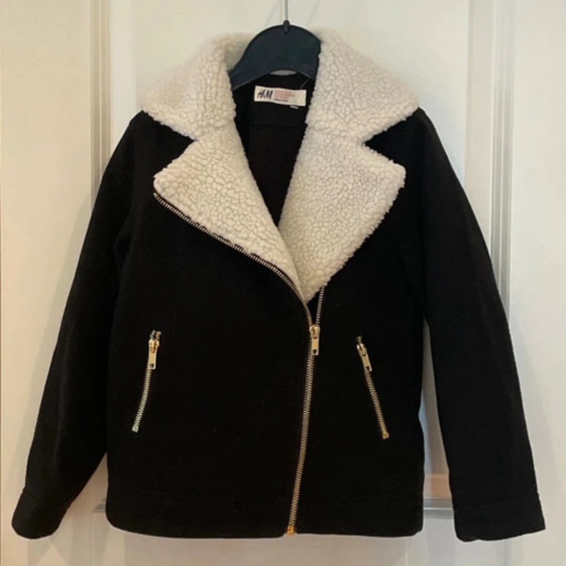 Svart teddyjacka från H&M med dragkedja för barn