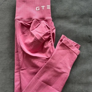 Gtech tights - Jättefina och snygga träningstights ifrån Gtech, endast använda 1 gång, strl M men passar S mer! Inga defekter🥰