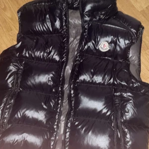Svart dunväst från Moncler - Perfekt att slänga över en hoodie för en fet look. Mycket bra skick finns inga fel, luva finns måste bara hitta den. ÄKTA SÅKLART!
