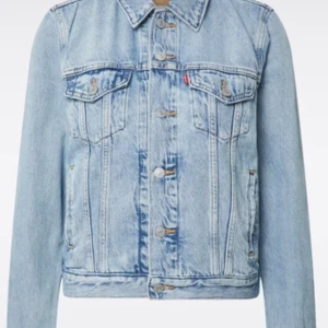 Ljusblå jeansjacka från Levi's XS - I begagnat, men fint skick Säljes då den tyvärr inte kommer till användning längre   Obs. Oversize modell, så passar XS och S  Nypris: 1349 kr  Perfekt nu till hösten 🍂