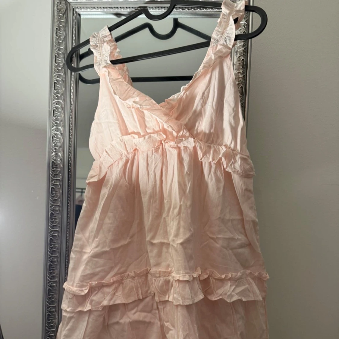 Ljusrosa volangklänning med v-ringning