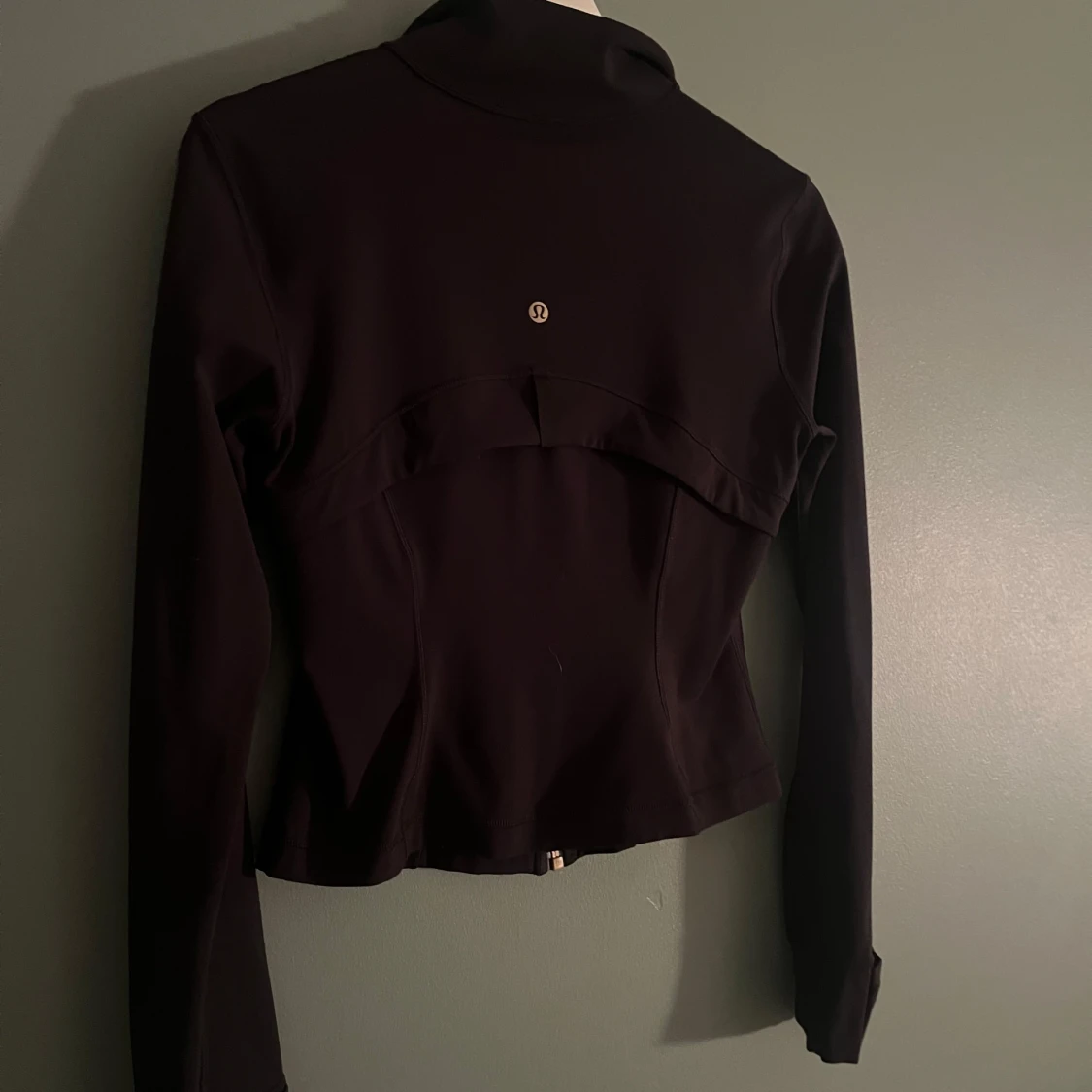 Svart cropped träningsjacka från Lululemon - 1