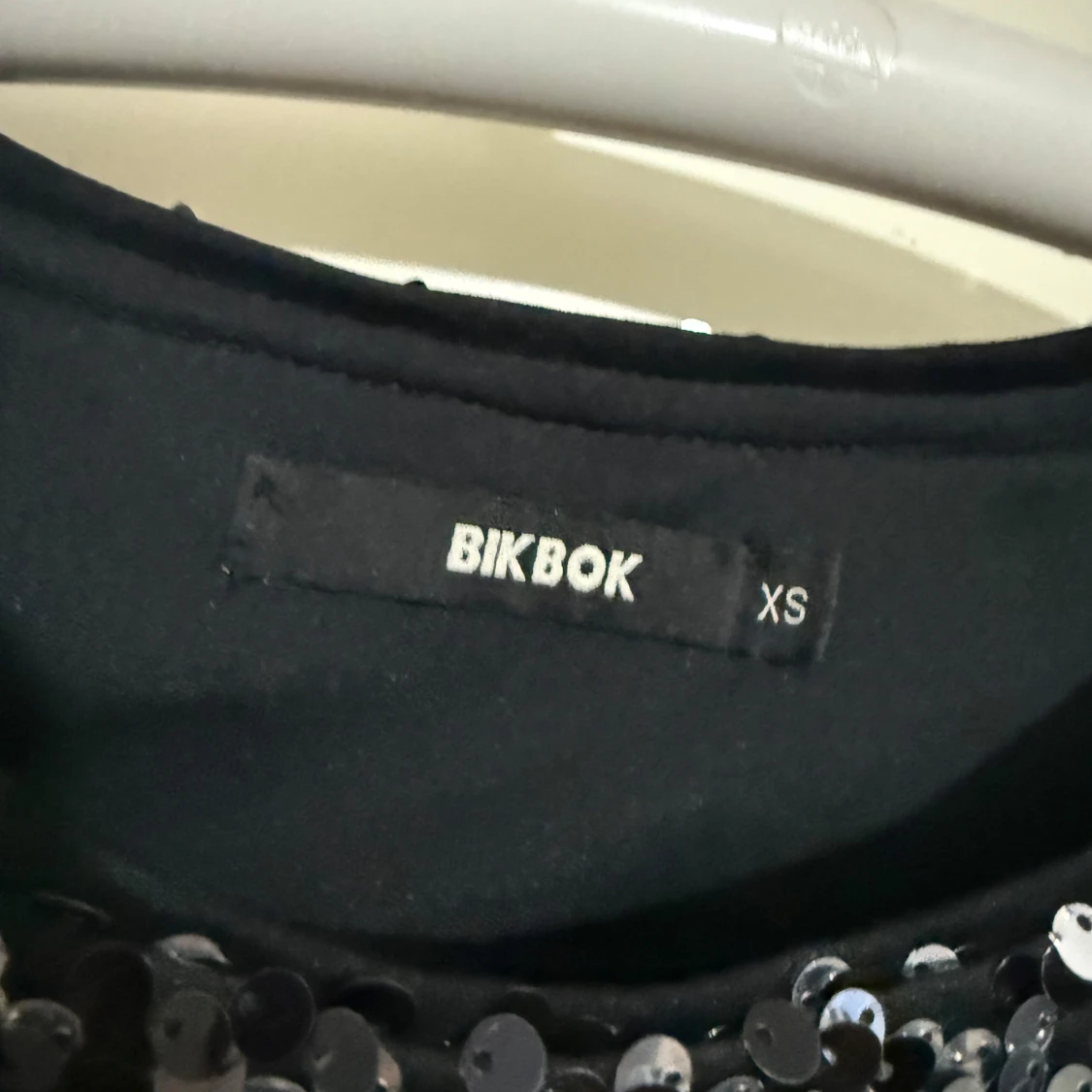 Glittrig paljettklänning från Bik Bok XS - 1