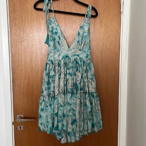 Turkos mönstrad kortklänning med knyt - Klänning aldrig använd från Spanien