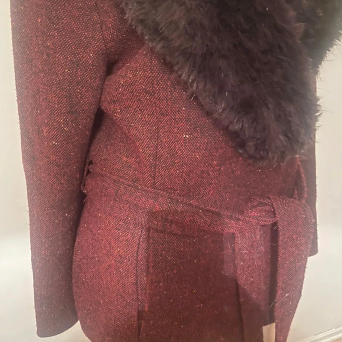 Vinröd kappa med fuskpäls och bälte - 4