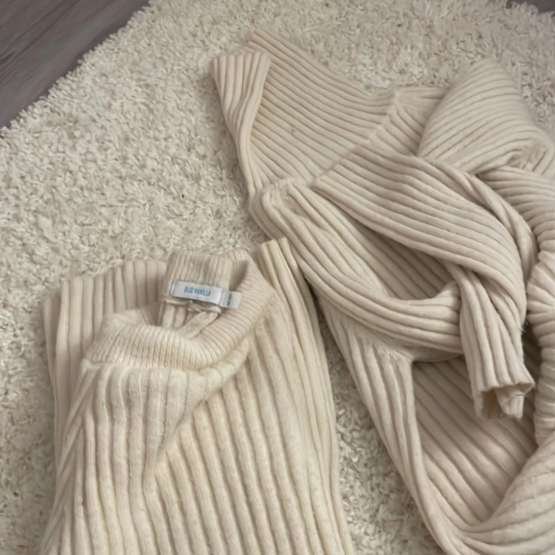 Beige ribbad stickad tröja och byxor Bluey Vanilla