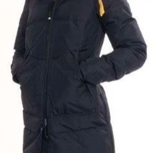 Marinblå  lång dunjacka Parajumpers S - Säljer en marinblå lång dunjacka från Parajumpers Masterpiece Series. Jackan har en snygg pufferstil, dragkedja framtill och detaljer i päls vid kragen. Perfekt för kalla vinterdagar och har en clean, stilren look.