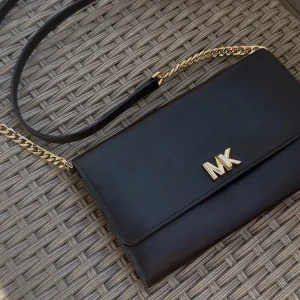 Svart Michael Kors väska  - Justerbart axelband med kedja, väldigt många fack, varav ett med dragkedja. Öppnas/låses med genom att vrida på bokstaven (se bild 4).  Mått: 21x13cm  Nypris 2500kr. Prutat och klart!   #michaelkors #mk #mkbag #michaelkorsbag