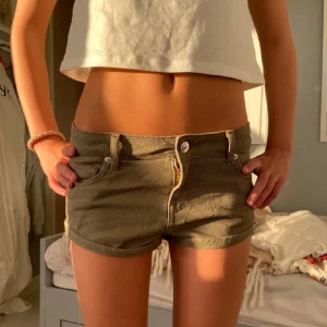 Olivgröna jeansshorts 🫒 - Snygga olivgröna jeansshorts med låg midja. Har aldrig kommit till användning. 