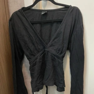 Omlott topp - Omlott topp från Gina i Xs, använd ca 2 ggr så inga tecken på användning! 💕