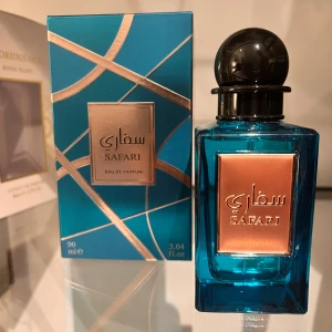 Safari Eau de Parfum 90ml - Safari Eau de Parfum. Volym: 89 ml. Endast test sprayad någon enstaka gång. Lägg bud