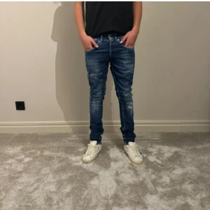 Dondup Blå - Tjena, säljer nu mina galet feta dondup med snygga sluttningar då dom blivit för små! Dom är i stl 29 och kostrar 3000kr nya men säljer betydligt billigare. Bara att höra av dig vid minsta fundering eller fråga!🔥