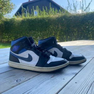Air Jordan 1 mod white racer blue - Säljer dessa riktigt feta Jordans eftersom att dem inte passar mig längre. Nypris för dessa är Ca 2300 och mitt är 500. Sem har lite defekter som man kan se på bilderna men det är inte något som man riktigt tänker. På sista bilden kan man se ett par andra skor och om ni vill ha med dem så kan vi nog fixa en deal. Båda är storlek 43, priset är inte hugget i sten.