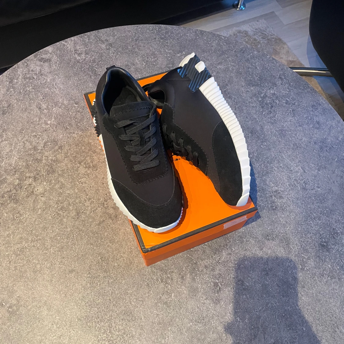 Svarta sneakers med vit sula - 1