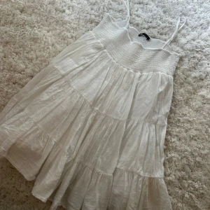 Vit klänning  - Jätte söt vit klänning ifrån zara ( har en fläck men man kan nog få bort med klorin eller något annat för vita kläder)