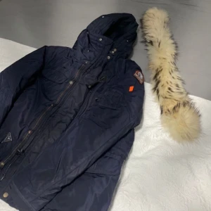  Parajumper vinterjacka  - Säljer min mörkblå vinterjacka som är mycket bra till vintern varm o skön och riktig snygg skicket är som ny 10:10, du har även äkta päls som du kan sätta på eller ta av. 