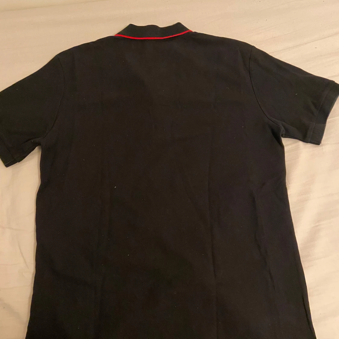 Svart Burberry piké med röd logga - 1