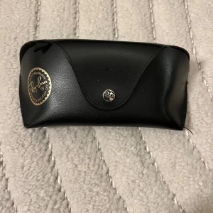 Rayban solglasögon  - Säljer då den inte kommer till användning.