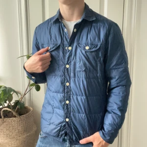 J.lindeberg dunjacka M mörkblå  - J.lindeberg dunjacka M mörkblå, är använd men inga defekter! Modellen är 180,75 kg. Kom med frågor 🫶