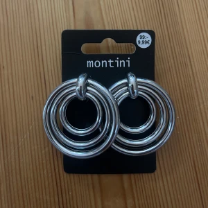 Örhängen  - Helt nya örhängen från Ur&Penn. Fick dom i en mystery bag. 🤍