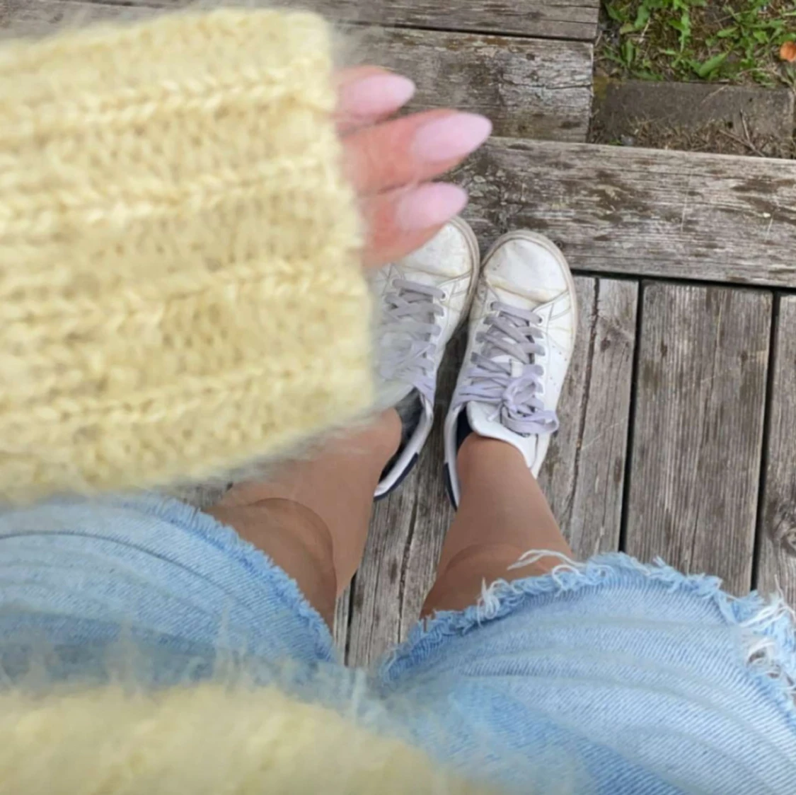 Gul fluffig stickad tröja - 1