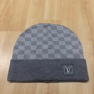 Grå rutig mössa - Rutig grå mössa som passar perfekt nu när det börjar bli kallare. Passa på att köpa nu. 