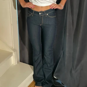 Mörkblå bortvittring jeans  - Storlek 32-34 hon på bilden är 160🥰 