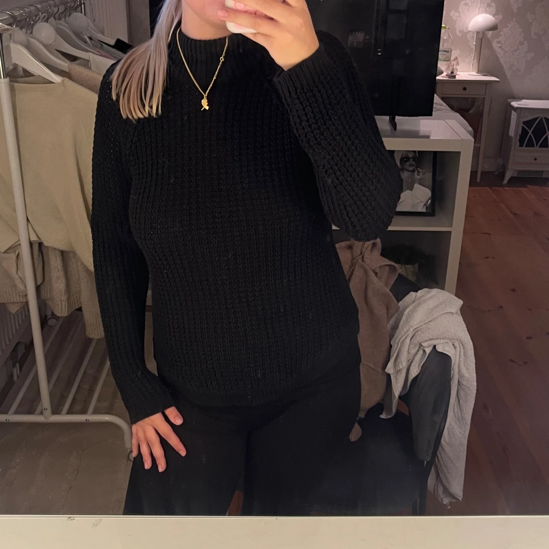 Svart stickad tröja med hög hals - 1