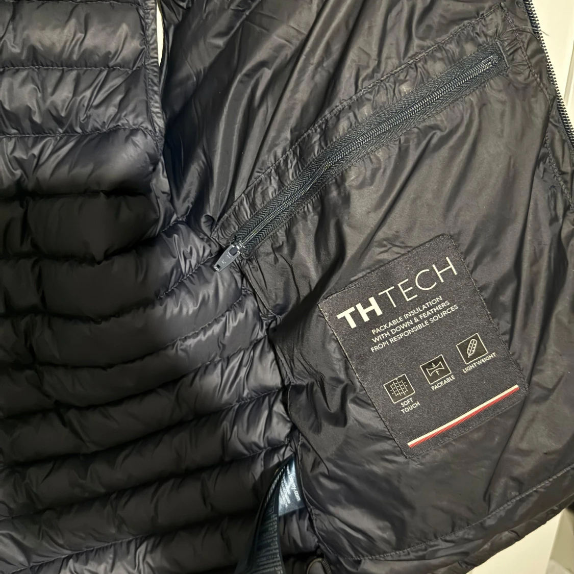 Mörkblå dunväst från Tommy Hilfiger - 1