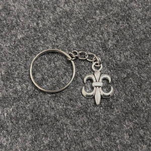 Royale Loop - Stainless steel keyring with a polished fleur-de-lis pendant. Elegant and timeless.