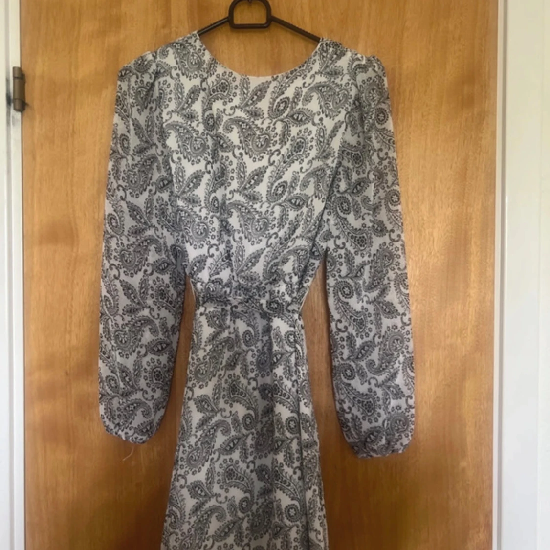 Vit paisleymönstrad klänning NLY Trend - 3