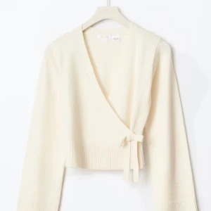 Beige omlottkofta med knyt - Jättefin stickad kofta från Gina med knytning. Aldrig använd så mycket bra skick. Skriv för fler bilder.